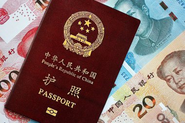 Çin Halk Cumhuriyeti ve Çin Yuan 'ının kırmızı pasaportu. Parlak arkaplanda PRC Çin pasaportu