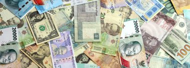 Farklı para birimlerinden bir sürü banknot. Rastgele para akışının arka planı kapanıyor.