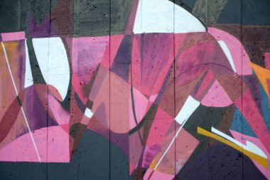 Duvarında parlak aerosol çizgileri olan grafiti resimlerinin renkli arka planı. Eski moda sokak sanatı sprey boya kutularından yapılmış. Çağdaş gençlik kültürü arka planı