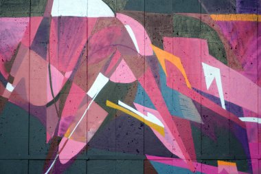Duvarında parlak aerosol çizgileri olan grafiti resimlerinin renkli arka planı. Eski moda sokak sanatı sprey boya kutularından yapılmış. Çağdaş gençlik kültürü arka planı