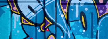 Duvarında parlak aerosol çizgileri olan grafiti resimlerinin renkli arka planı. Eski moda sokak sanatı sprey boya kutularından yapılmış. Çağdaş gençlik kültürü arka planı
