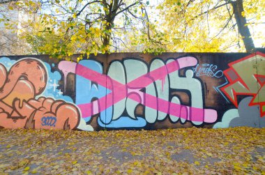 Sokak sanatı kültürü tarzında boya lekeleriyle süslenmiş eski duvar. Duvarında parlak aerosol çizgileri olan graffiti resimlerinin renkli arka planı. Renkli arkaplan dokusu