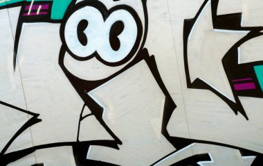 Duvarında parlak aerosol çizgileri olan grafiti resimlerinin renkli arka planı. Eski moda sokak sanatı sprey boya kutularından yapılmış. Çağdaş gençlik kültürü arka planı