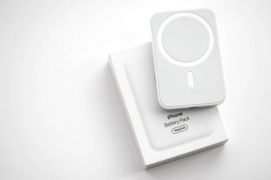 KYIV, UKRAINE - 31 Ekim 2023 Apple MagSafe bataryası iPhone 'u mıknatıs bağlantısıyla şarj etmek için. Mag Güvenli modern taşınabilir güç bankası aygıtı