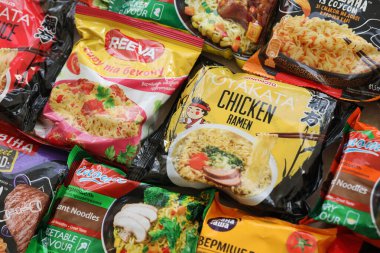 KYIV, UKRAINE - 31 Ekim 2023 Çeşitli markalar ve üreticiler tarafından hızlı pişirilmek üzere birçok hazır erişte paketleri