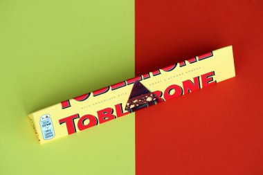 KYIV, UKRAINE - 31 Ekim 2023 Sarı Toblerone Çikolata. Toblerone 1908 yılında İsviçre 'de doğdu ve Theodor Tobler tarafından yaratıldı.