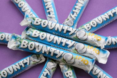 KYIV, UKRAINE - 31 Ekim 2023 Kakao aromalı Bounty çikolataları. Bounty Çikolata, Amerikan Mars Şirketi 'nin bir markası.