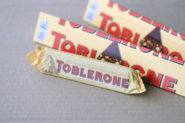 KYIV, UKRAINE - 31 Ekim 2023 Sarı Toblerone Çikolata. Toblerone 1908 yılında İsviçre 'de doğdu ve Theodor Tobler tarafından yaratıldı.