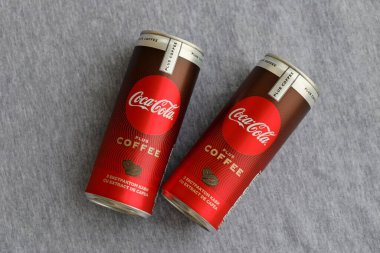 KYIV, UKRAINE - 31 Ekim 2023 Kahve aromalı Coca Cola Kutusu. Özel tasarımı olan kapalı bir teneke içki kutusu. İçeceklerinizi tazeleyeyim.
