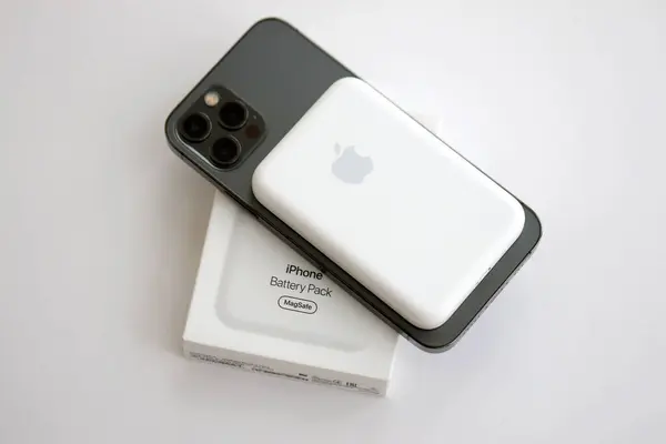 Kyiv Ukraine Lokakuu 2023 Apple Magsafe Akkulaite Iphonen Lataamiseen Magneettiyhteyden — kuvapankkivalokuva