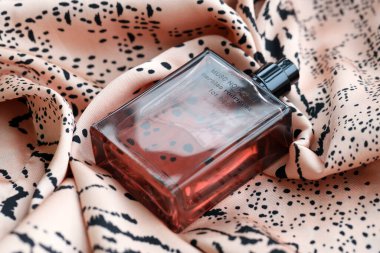 KYIV, UKRAINE - 31 Ekim 2023 Narciso Rodriguez Musc Noir Rose parfüm şişesi için. Narciso Jesus Rodriguez New Jersey 'li bir moda tasarımcısı.