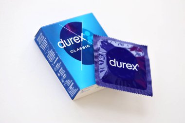KYIV, UKRAINE - 27 Kasım 2023 Durex mavi prezervatifler.
