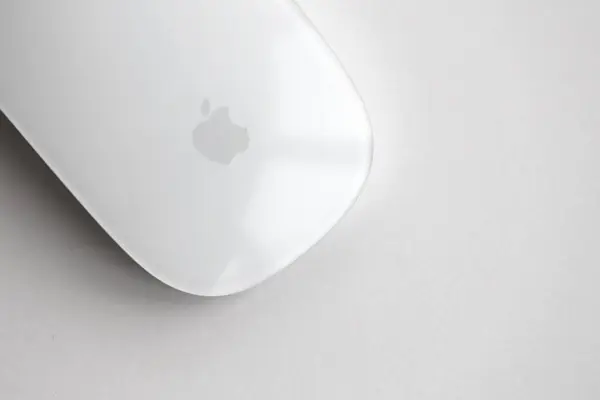 Kyiv Ukraine Marraskuu 2023 Apple Magic Mouse Sukupolvi Sijaitsee Valkoisella — kuvapankkivalokuva