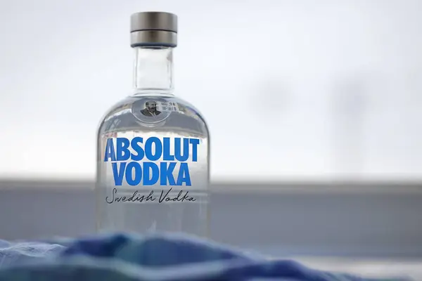 Quiiv Ucrânia Novembro 2023 Absolut Vodka Garrafa Produzida Perto Ahus — Fotografia de Stock