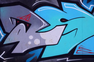 Duvarında parlak aerosol çizgileri olan grafiti resimlerinin renkli arka planı. Eski moda sokak sanatı sprey boya kutularından yapılmış. Çağdaş gençlik kültürü arka planı