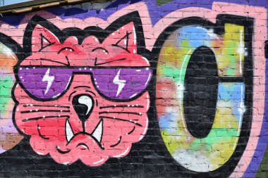 Duvarında parlak aerosol çizgileri olan grafiti resimlerinin renkli arka planı. Eski moda sokak sanatı sprey boya kutularından yapılmış. Çağdaş gençlik kültürü arka planı