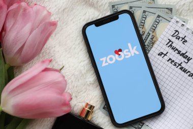 KYIV, UKRAINE - 23 Şubat 2024 Hayvanat Bahçesi logosu iPhone ekranındaki ünlü çöpçatanlık sitesi veya uygulaması