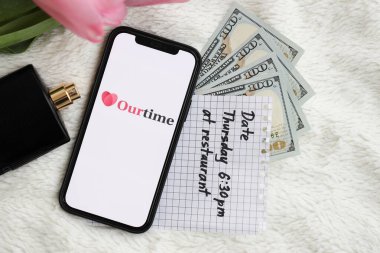 KYIV, UKRAINE - 23 Şubat 2024 Ünlü çöpçatanlık sitemiz ya da iPhone ekranındaki uygulamamız