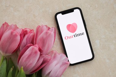 KYIV, UKRAINE - 23 Şubat 2024 Ünlü çöpçatanlık sitemiz ya da iPhone ekranındaki uygulamamız