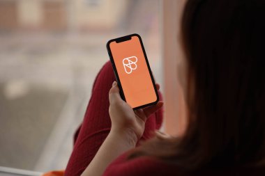 KYIV, UKRAINE - 23 Şubat 2024 Ünlü çöpçatanlık sitesinin logosu veya iPhone ekranındaki uygulamayı kapat