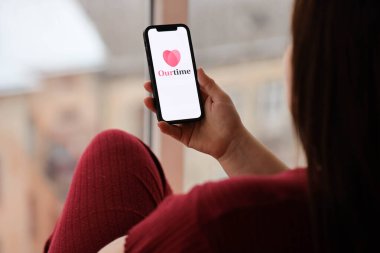 KYIV, UKRAINE - 23 Şubat 2024 Ünlü çöpçatanlık sitemiz ya da iPhone ekranındaki uygulamamız