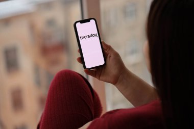 KYIV, UKRAINE - 23 Şubat 2024 Perşembe günü iPhone ekranındaki ünlü randevu sitesi veya uygulamasının logosu