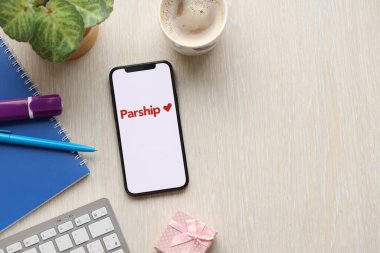 KYIV, UKRAINE - 23 Şubat 2024 Ünlü flört sitesinin logosu veya iPhone ekranındaki uygulama iPhone ekranını kapat