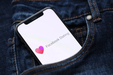KYIV, UKRAINE - 23 Şubat 2024 Facebook randevu sitesi logosu veya iPhone ekranındaki uygulama iPhone ekranını kapat