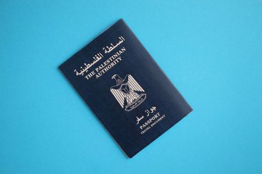 Mavi Filistin Yönetimi pasaportu mavi arka planda, yakın plan. Turizm ve vatandaşlık kavramı