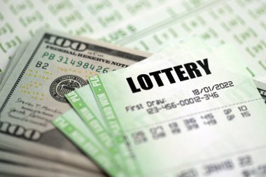 Yeşil piyango biletleri ve çekiliş rakamlarıyla birlikte Amerikan para faturaları boş.