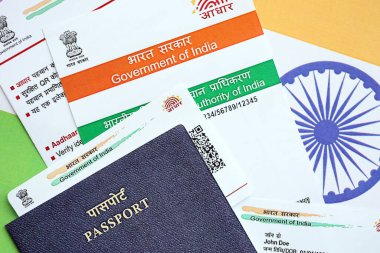 Hindistan 'ın Eşsiz Kimlik Otoritesi' nden Hint Aadhaar kartı ve Hint bayrağının üzerindeki pasaport.