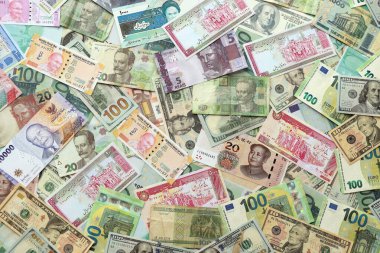 Farklı para birimlerinden bir sürü banknot. Rastgele para akışının arka planı kapanıyor.