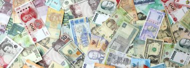 Farklı para birimlerinden bir sürü banknot. Rastgele para akışının arka planı kapanıyor.