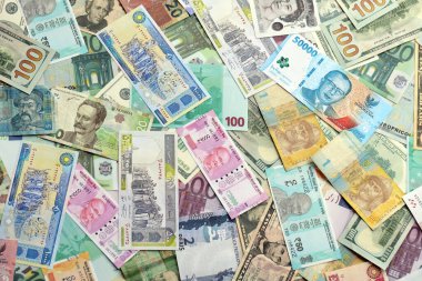 Farklı para birimlerinden bir sürü banknot. Rastgele para akışının arka planı kapanıyor.