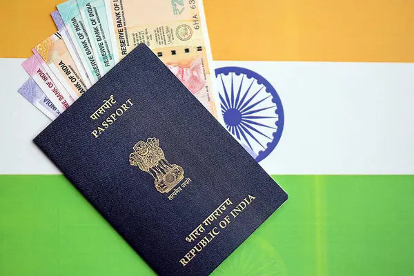ブルーインディアンパスポートとインディアンルピーは 旗の背景にあるお金の請求書を閉じます 観光と市民権のコンセプト — ストック写真