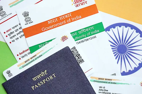 インドのユニークな識別機関からのインドのカダールカードとインドの旗のパスポートが閉じる — ストック写真