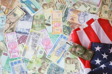 Farklı para birimlerinin banknotlarında Birleşik Devletler bayrağı var. Amerika Birleşik Devletleri için savaş finansmanı ve askeri destek bedeli