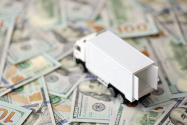 Nakliye kamyonu 100 dolarlık banknotlar halinde. Taşıma veya taşımacılık kavramının arkaplanı