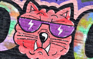Duvarında parlak aerosol çizgileri olan grafiti resimlerinin renkli arka planı. Eski moda sokak sanatı sprey boya kutularından yapılmış. Çağdaş gençlik kültürü arka planı