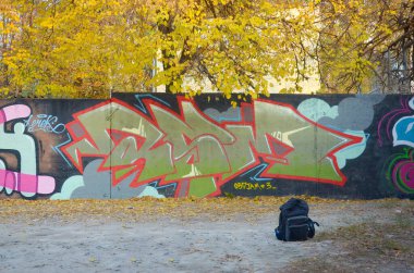 Sokak sanatı kültürü tarzında boya lekeleriyle süslenmiş eski duvar. Duvarında parlak aerosol çizgileri olan graffiti resimlerinin renkli arka planı. Renkli arkaplan dokusu
