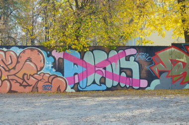 Sokak sanatı kültürü tarzında boya lekeleriyle süslenmiş eski duvar. Duvarında parlak aerosol çizgileri olan graffiti resimlerinin renkli arka planı. Renkli arkaplan dokusu