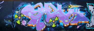Sokak sanatı kültürü tarzında boya lekeleriyle süslenmiş eski duvar. Duvarında parlak aerosol çizgileri olan graffiti resimlerinin renkli arka planı. Renkli arkaplan dokusu