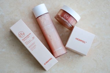 KYIV, UKRAINE - 27 Kasım 2023 Hyatt Kombucha, cilt kremi ve toner Medipeel markası ile karşı karşıya.