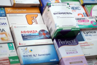 KYIV, UKRAINE - 27 Kasım 2023 Eczanede yığılmış bir sürü hap ve kapsül