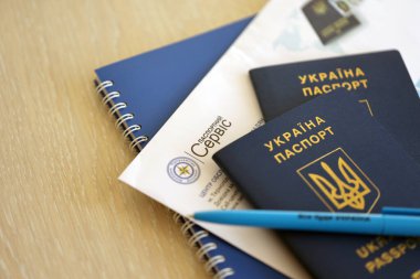 KYIV, UKRAINE - 27 Kasım 2023 Uluslararası Ukrayna pasaportlu ve kalemli pasaport servis logosu