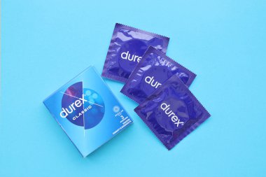 KYIV, UKRAINE - 27 Kasım 2023 Durex mavi prezervatifler.