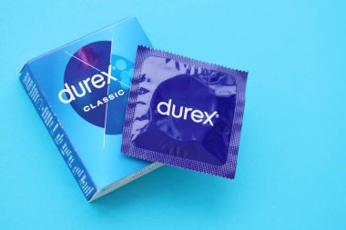 KYIV, UKRAINE - 27 Kasım 2023 Durex mavi prezervatifler.
