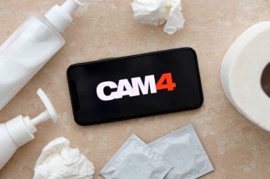 KYIV, UKRAINE - 23 Ocak 2024 Cam4 yetişkin içeriği web sitesi logosu iPhone 12 Pro akıllı telefon ekranında
