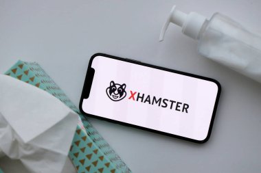 KYIV, UKRAINE - 23 Ocak 2024 XHamster yetişkin içeriği web sitesi logosu iPhone 12 Pro akıllı telefon ekranında