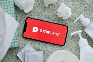 KYIV, UKRAINE - 23 Ocak 2024 StripChat yetişkin içeriği web sitesi logosu iPhone 12 Pro akıllı telefon ekranında